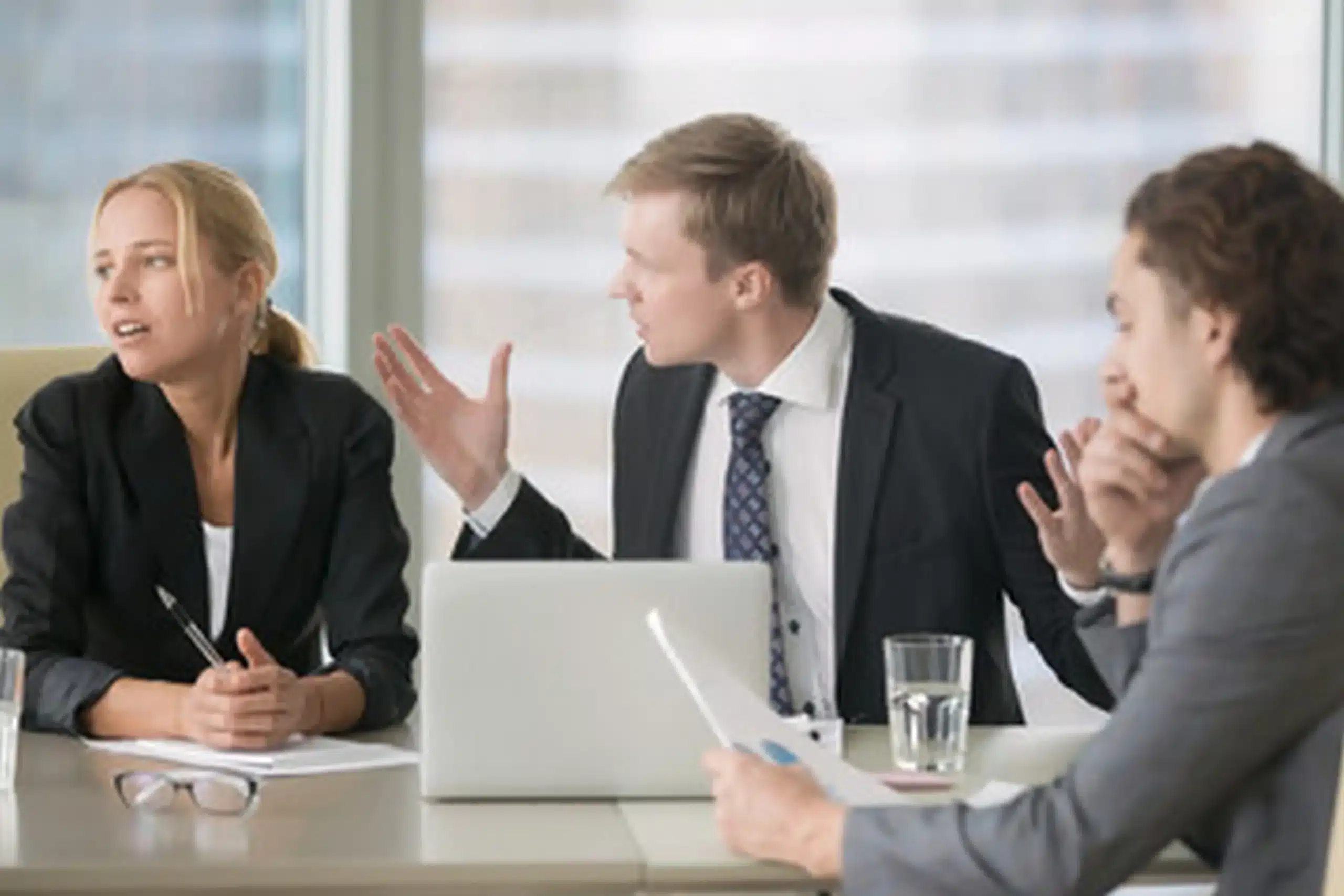 Empresaris discutint